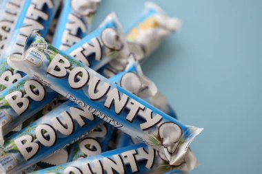 KYIV, UKRAINE - 31 Ekim 2023 Kakao aromalı Bounty çikolataları. Bounty Çikolata, Amerikan Mars Şirketi 'nin bir markası.