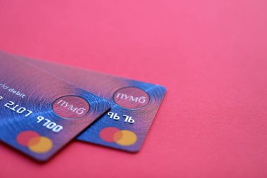 TERNOPIL, UKRAINE - 7 Temmuz 2023 PUMB Ukrayna Bankası FUIB Banka Kartı