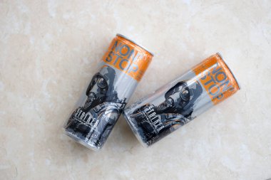 KYIV, UKRAINE - 31 Ekim 2023 Stop enerji içeceği sınırlı sayıdaki Stalker ve alüminyum teneke gaz maskeli karakter tasarımı ile kapatılabilir