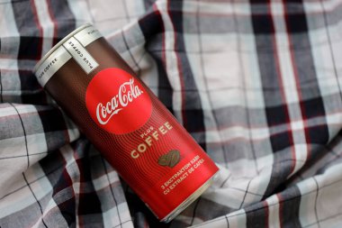KYIV, UKRAINE - 31 Ekim 2023 Kahve aromalı Coca Cola Kutusu. Özel tasarımı olan kapalı bir teneke içki kutusu. İçeceklerinizi tazeleyeyim.