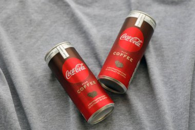 KYIV, UKRAINE - 31 Ekim 2023 Kahve aromalı Coca Cola Kutusu. Özel tasarımı olan kapalı bir teneke içki kutusu. İçeceklerinizi tazeleyeyim.
