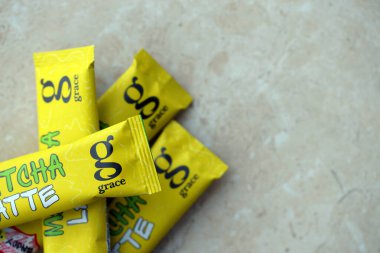 KYIV, UKRAINE - 31 Ekim 2023 Matcha Latte sarı kibrit çubukları Grace marka ve mermer arkaplan tarafından üretilen