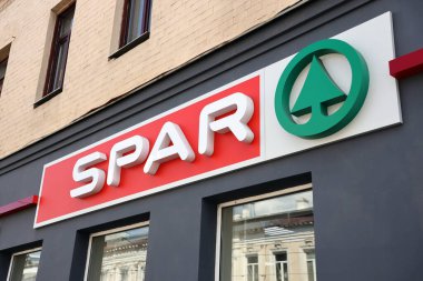 KHARKIV, UKRAINE 29 AĞUSTOS, 2021 Spar logosu duvarda. Spar, bağımsız olarak faaliyet gösteren, toptancı ve perakendecilerden oluşan uluslararası bir gruptur.