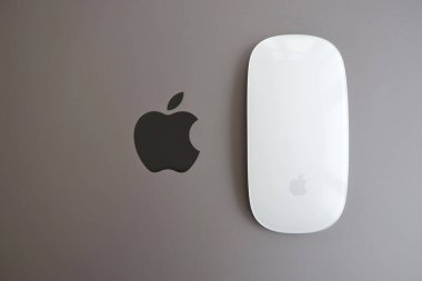 KYIV, UKRAINE - 27 Kasım 2023 Apple Magic Mouse 3. Nesil Gri MacBook 2021 ile yakın plan