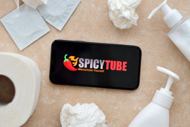 KYIV, UKRAINE - 23 Ocak 2024 SpicyTube yetişkin içeriği web sitesi logosu iPhone 12 Pro akıllı telefon ekranında