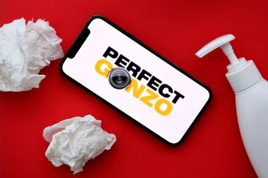 KYIV, UKRAINE - 23 Ocak 2024 Mükemmel Gonzo yetişkin içeriği web sitesi logosu iPhone 12 Pro akıllı telefon ekranında