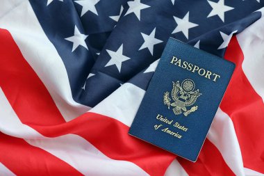 Ulusal arkaplanda mavi Amerika Birleşik Devletleri pasaportu var. Turizm ve vatandaşlık kavramı