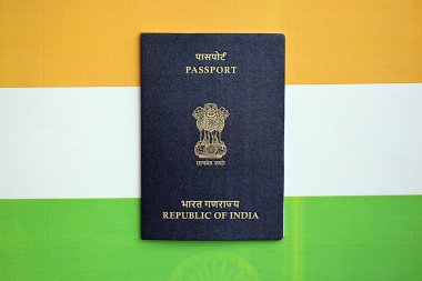 Ulusal arkaplanda mavi Hindistan pasaportu. Yakın plan. Turizm ve vatandaşlık kavramı