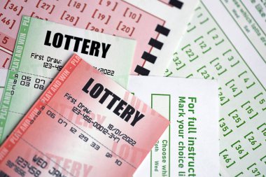 Yeşil ve kırmızı piyango biletleri boş banknotlar üzerinde piyango oynamak için numaralar yakın çekim için