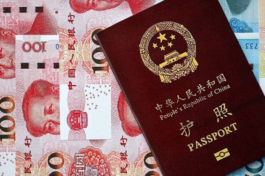 Çin Halk Cumhuriyeti ve Çin Yuan 'ının kırmızı pasaportu. Parlak arkaplanda PRC Çin pasaportu