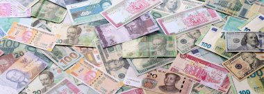 Farklı para birimlerinden bir sürü banknot. Rastgele para akışının arka planı kapanıyor.