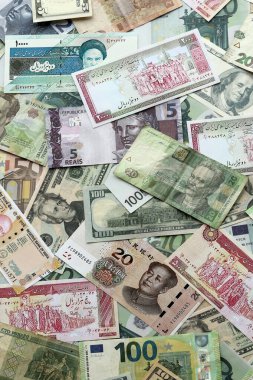 Farklı para birimlerinden bir sürü banknot. Rastgele para akışının arka planı kapanıyor.