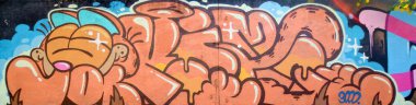 Sokak sanatı kültürü tarzında boya lekeleriyle süslenmiş eski duvar. Duvarında parlak aerosol çizgileri olan graffiti resimlerinin renkli arka planı. Renkli arkaplan dokusu