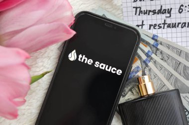 KYIV, UKRAINE - 23 Şubat 2024 Ünlü çöpçatanlık sitesinin sos logosu ya da iPhone ekranındaki uygulama kapat