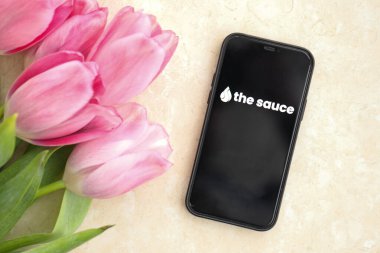 KYIV, UKRAINE - 23 Şubat 2024 Ünlü çöpçatanlık sitesinin sos logosu ya da iPhone ekranındaki uygulama kapat