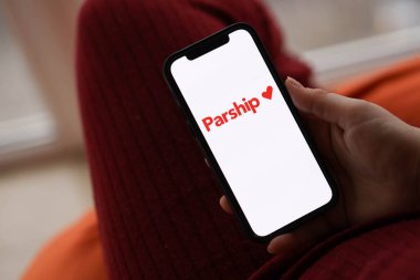 KYIV, UKRAINE - 23 Şubat 2024 Ünlü flört sitesinin logosu veya iPhone ekranındaki uygulama iPhone ekranını kapat