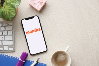 KYIV, UKRAINE - 23 Şubat 2024 Mamba ünlü çöpçatanlık sitesi logosu veya iPhone ekranındaki uygulama iPhone ekranını kapat