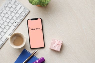 KYIV, UKRAINE - 23 Şubat 2024 Ünlü çöpçatanlık sitesi logosu veya iPhone ekranındaki uygulamalar