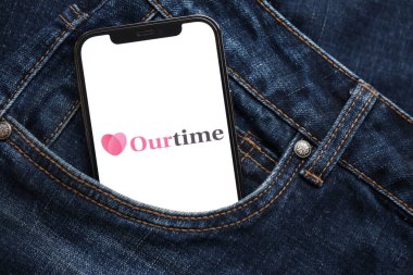 KYIV, UKRAINE - 23 Şubat 2024 Ünlü çöpçatanlık sitemiz ya da iPhone ekranındaki uygulamamız