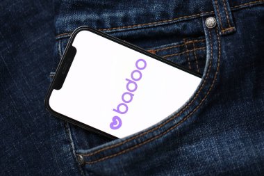 KYIV, UKRAINE - 23 Şubat 2024 Ünlü çöpçatanlık sitesi ya da iPhone ekranındaki uygulama logosu