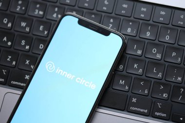 KYIV, UKRAINE - 23 Şubat 2024 Ünlü çöpçatanlık sitesi veya iPhone ekranındaki uygulama logosu