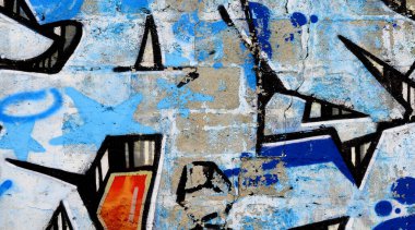 Duvarında parlak aerosol çizgileri olan grafiti resimlerinin renkli arka planı. Eski moda sokak sanatı sprey boya kutularından yapılmış. Çağdaş gençlik kültürü arka planı