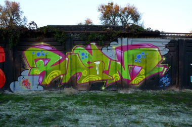 Sokak sanatı kültürü tarzında boya lekeleriyle süslenmiş eski duvar. Duvarında parlak aerosol çizgileri olan graffiti resimlerinin renkli arka planı. Renkli arkaplan dokusu