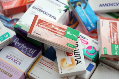 KYIV, UKRAINE - 27 Kasım 2023 Eczanede yığılmış bir sürü hap ve kapsül