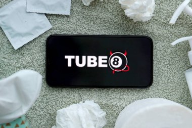 KYIV, UKRAINE - 23 Ocak 2024 Tube8 yetişkin içeriği web sitesi logosu iPhone 12 Pro akıllı telefon ekranında