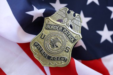 KYIV, UKRAINE - 9 Mart 2024 Amerika Birleşik Devletleri bayraklarında ABD Sınır Devriyesi Ajanı rozeti