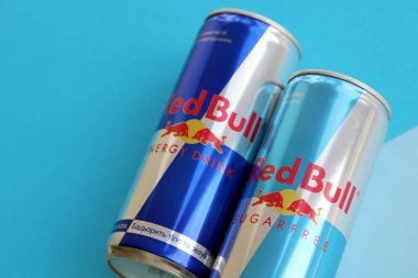 TERNOPİL, UKRAINE - 7 Temmuz 2023 Red Bull enerji içeceği alüminyum teneke kutu orijinal tasarımı yakın plan