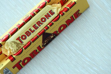 KYIV, UKRAINE - 31 Ekim 2023 Sarı Toblerone Çikolata. Toblerone 1908 yılında İsviçre 'de doğdu ve Theodor Tobler tarafından yaratıldı.