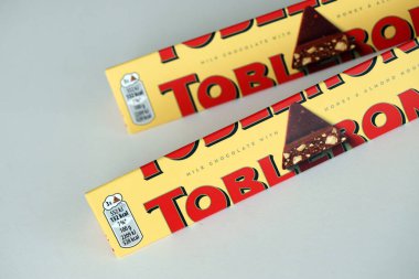 KYIV, UKRAINE - 31 Ekim 2023 Sarı Toblerone Çikolata. Toblerone 1908 yılında İsviçre 'de doğdu ve Theodor Tobler tarafından yaratıldı.