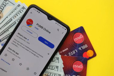TERNOPIL, UKRAINE - 7 Temmuz 2023 Ukrayna 'daki Pumb Online' ın mobil bankacılık uygulaması. Banknotların ve para faturalarının geçmişi