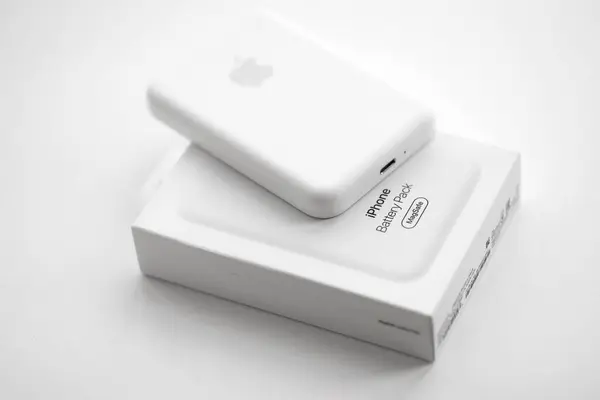 Kyiv Ukraine October 2023 Apple Magsafe电池设备 用于Iphone通过磁铁连接充电 Mag安全的现代便携式电力库装置 — 图库照片
