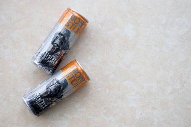 KYIV, UKRAINE - 31 Ekim 2023 Stop enerji içeceği sınırlı sayıdaki Stalker ve alüminyum teneke gaz maskeli karakter tasarımı ile kapatılabilir