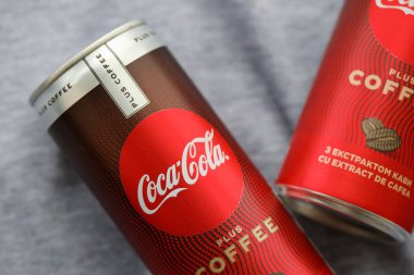 KYIV, UKRAINE - 31 Ekim 2023 Kahve aromalı Coca Cola Kutusu. Özel tasarımı olan kapalı bir teneke içki kutusu. İçeceklerinizi tazeleyeyim.