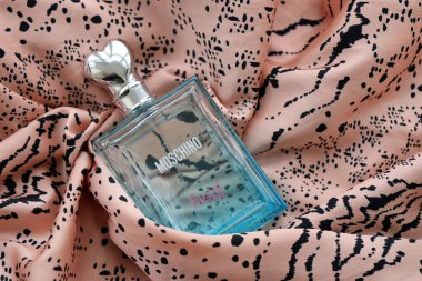 KYIV, UKRAINE - 31 Ekim 2023 Moschino Komik mavi parfüm şişesi. Moschino, 1983 yılında Franco Moschino tarafından Milano 'da kurulan İtalyan lüks moda evi.