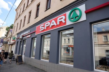 KHARKIV, UKRAINE 29 AĞUSTOS, 2021 Spar logosu duvarda. Spar, bağımsız olarak faaliyet gösteren, toptancı ve perakendecilerden oluşan uluslararası bir gruptur.