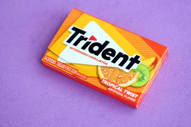 KYIV, UKRAINE - 27 Kasım 2023 Trident sakız paketi. Trident 1870 'den beri meşhur bir Amerikan sakız markasıdır.