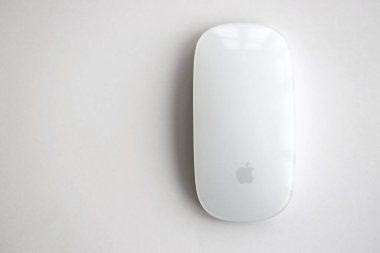 KYIV, UKRAINE - 27 Kasım 2023 Apple Magic Mouse 3. nesil beyaz arka planda yatıyor