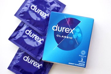 KYIV, UKRAINE - 27 Kasım 2023 Durex mavi prezervatifler.