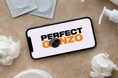 KYIV, UKRAINE - 23 Ocak 2024 Mükemmel Gonzo yetişkin içeriği web sitesi logosu iPhone 12 Pro akıllı telefon ekranında