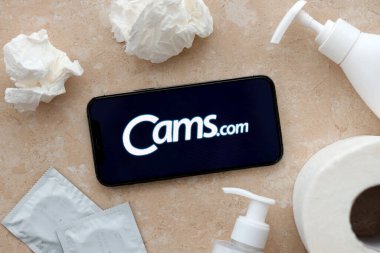 KYIV, UKRAINE - 23 Ocak 2024 CamsCom yetişkin içeriği web sitesi logosu iPhone 12 Pro akıllı telefon ekranında