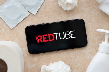 KYIV, UKRAINE - 23 Ocak 2024 RedTube yetişkin içeriği web sitesi logosu iPhone 12 Pro akıllı telefon ekranında