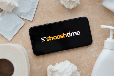 KYIV, UKRAINE - 23 Ocak 2024 ShooshTime yetişkin içeriği web sitesi logosu iPhone 12 Pro akıllı telefon ekranında