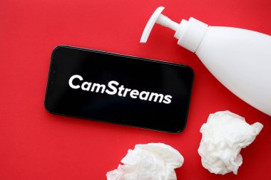 KYIV, UKRAINE - 23 Ocak 2024 CamStreams yetişkin içeriği web sitesi logosu iPhone 12 Pro akıllı telefon ekranında