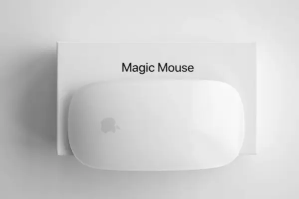 Kyiv Ukraine 2023年11月27日苹果魔法鼠标第三代放在白色背景上 — 图库照片