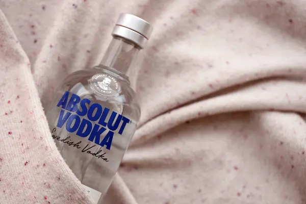 Kyiv Ukraine 2023年11月27日在瑞典阿胡斯附近生产的绝对伏特加瓶 它是法国Pernod Ricard集团旗下最大的酒精饮料品牌之一 — 图库照片