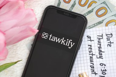KYIV, UKRAINE - 23 Şubat 2024 Ünlü çöpçatanlık sitesinin Tawkify logosu veya iPhone ekranındaki uygulamayı kapat